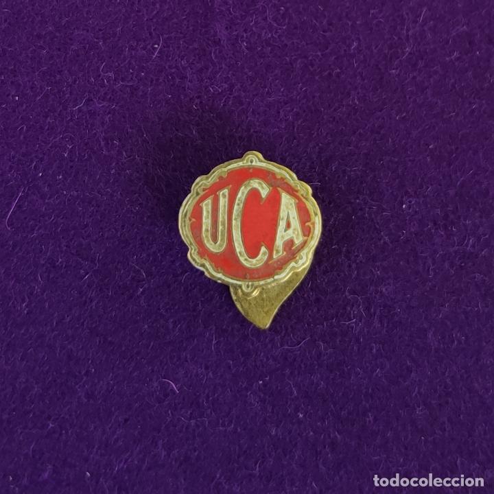 Pins e Spille di collezione: ANTIGUA INSIGNIA DE OJAL DE UCA. ESMALTADA. A&Ntilde;OS 50. PIN.