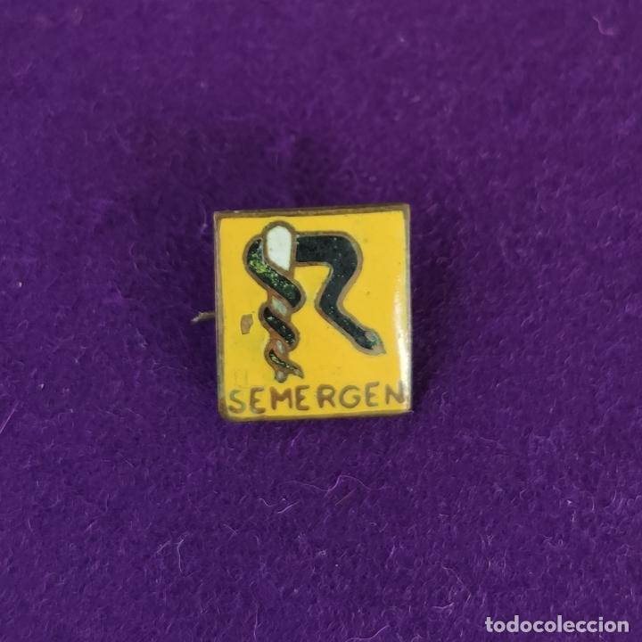 Pins e Spille di collezione: ANTIGUA INSIGNIA DE ALFILER DE SEMERGEN. MEDICINA. SANIDAD. A&Ntilde;OS 70. PIN.