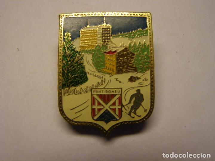 Pins de colecci&oacute;n: Antigua insignia de Font Romeu. Esqu&iacute;. Monta&ntilde;a. A&ntilde;os 50-60. No es pin.