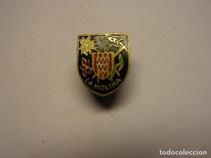 Pins de colecci&oacute;n: Antigua insignia de La Molina. Esqu&iacute; y Monta&ntilde;a. A&ntilde;os 50-60. No es pin.