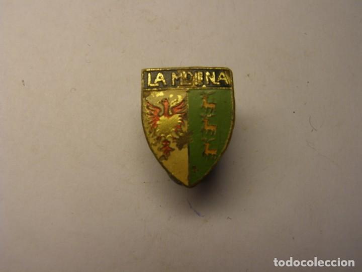Pins de colecci&oacute;n: Antigua insignia de La Molina. Esqu&iacute; y Monta&ntilde;a. A&ntilde;os 50-60. No es pin.
