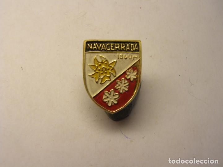 Pins de colecci&oacute;n: Antigua insignia de Navacerrada. Esqu&iacute; y Monta&ntilde;a. A&ntilde;os 50-60. No es pin.