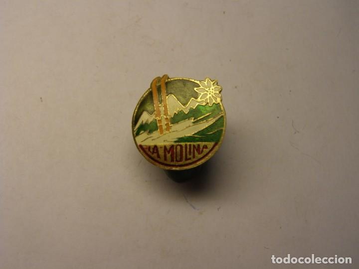 Pins de colecci&oacute;n: Antigua insignia de La Molina. Esqu&iacute; y Monta&ntilde;a. A&ntilde;os 50-60. No es pin.