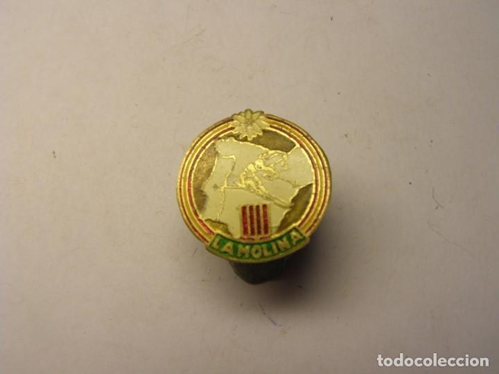 Pins de colecci&oacute;n: Antigua insignia de La Molina. Esqu&iacute; y Monta&ntilde;a. A&ntilde;os 50-60. No es pin.