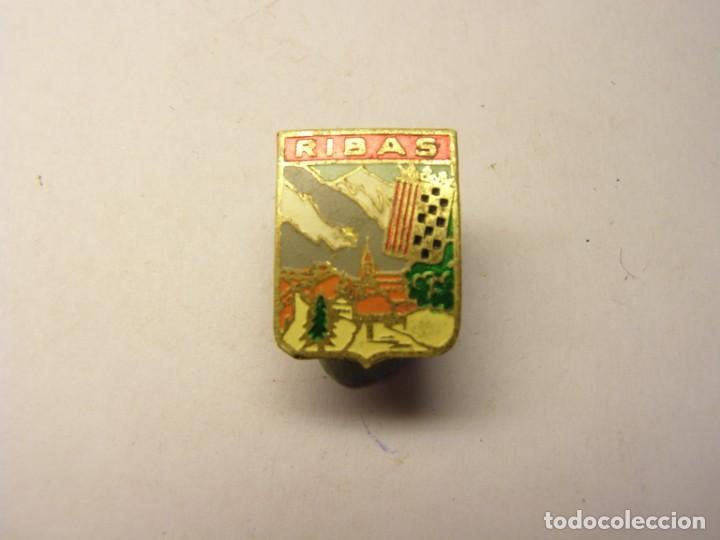 Pins de colecci&oacute;n: Antigua insignia de Ribas. Esqu&iacute; y Monta&ntilde;a. A&ntilde;os 50-60. No es pin.