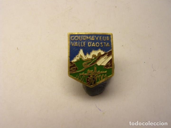 Pins de colecci&oacute;n: Antigua insignia de Courmayeur, Valle de Aosta. Esqu&iacute; y Monta&ntilde;a. A&ntilde;os 50-60. No es pin.