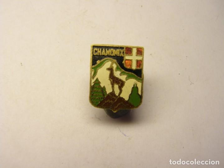Pins de colecci&oacute;n: Antigua insignia de Chamonix. Esqu&iacute; y Monta&ntilde;a. A&ntilde;os 50-60. No es pin.