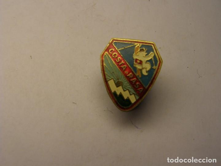 Pins de colecci&oacute;n: Antigua insignia Costa Rasa. Esqu&iacute; y Monta&ntilde;a. A&ntilde;os 50-60. No es pin.