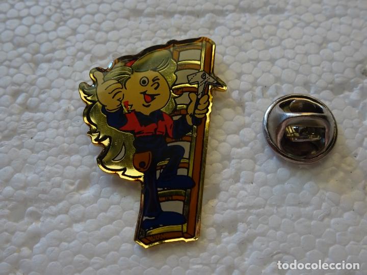 Pins e Spille di collezione: PIN MUJER CARPINTERA CARPINTERO ESCALERA