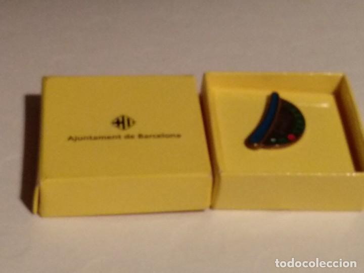 Pins de colecci&oacute;n: CAJA CON PIN AYUNTAMIENTO DE BARCELONA