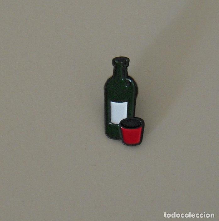 Pins de colecci&oacute;n: PIN DE BOTELLA DE VINO CON VASO - Foto 1