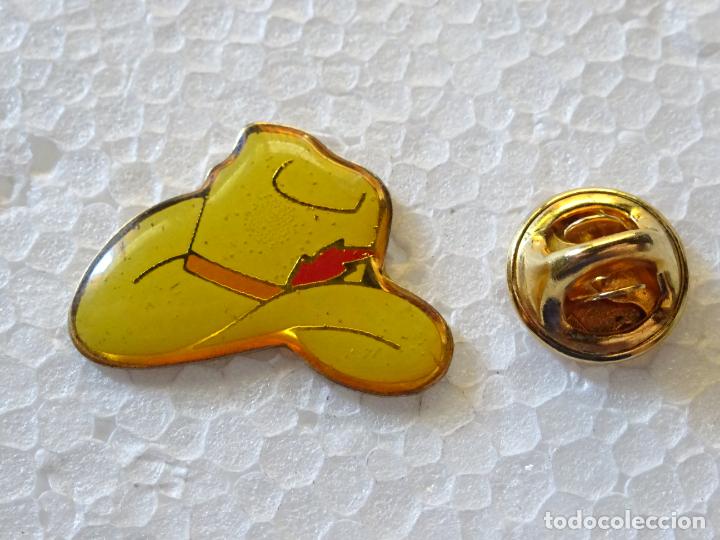 Pins de colecci&oacute;n: PIN DE COWBOYS OESTE WESTERN. SOMBRERO