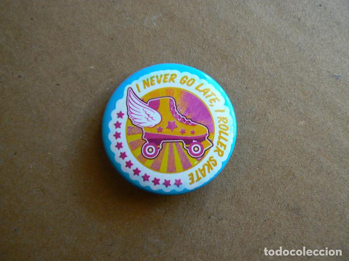 Pins de colecci&oacute;n: Insignia broche pin I never go late I roller skate - Soy Luna Disney