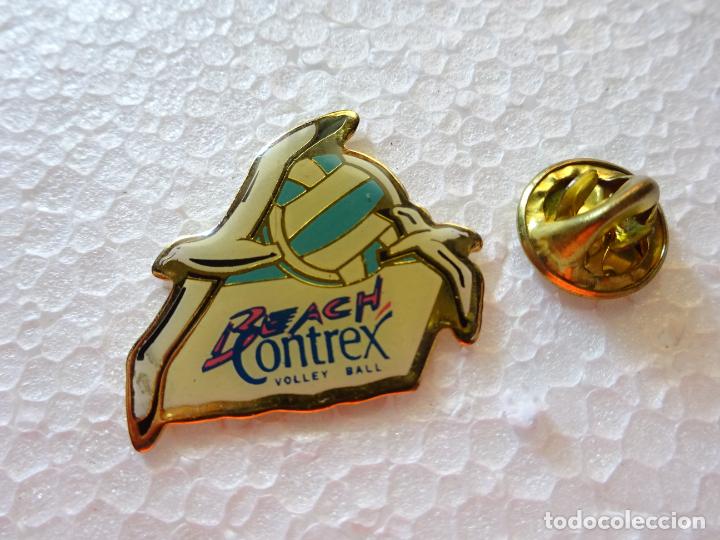 Pin's de collection: PIN DE BEBIDAS. AGUA CONTREX. BEACH VOLLEY BALL