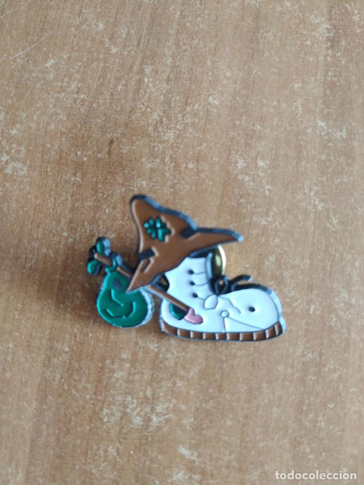 Pins de colecci&oacute;n: Antiguo Pin BOTA, HATILLO Y GORRO. - Foto 1