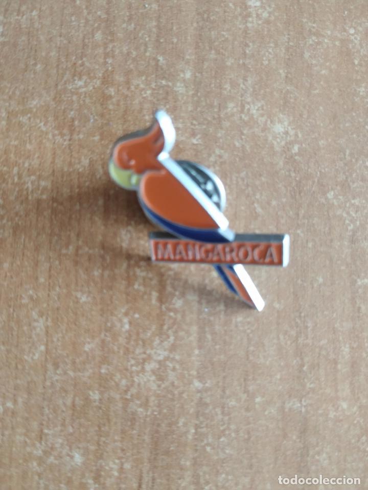 Pins de colecci&oacute;n: Pin LICOR MANGAROCA. BATIDA DE COCO MANGAROCA. - Foto 1