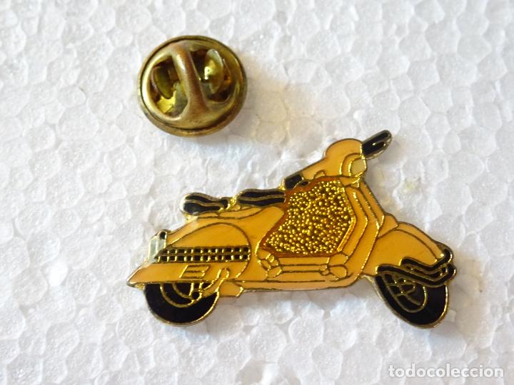 Pin's de collection: PIN DE COCHES MOTOS. MOTO TIPO VESPA CL&Aacute;SICA