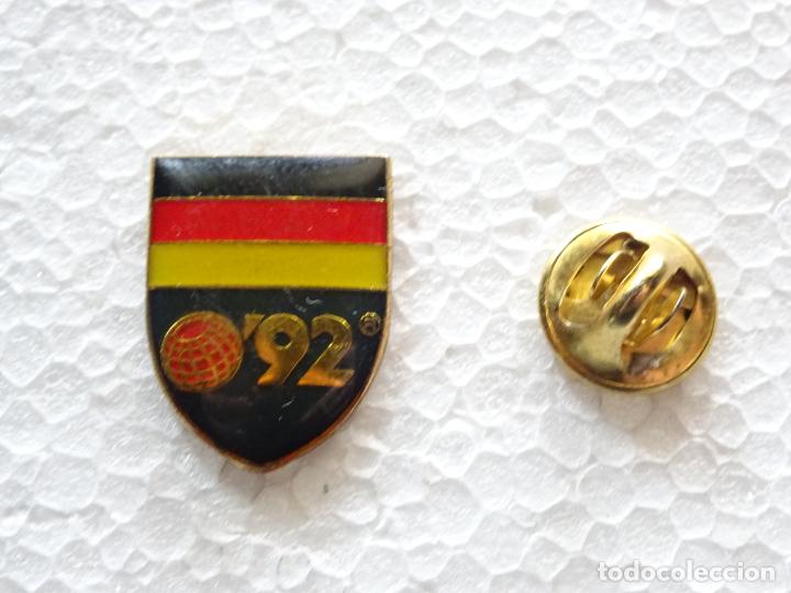 Pin's de collection: PIN DE TURISMO. EXPO 92 1992 EXPOSICI&Oacute;N SEVILLA. PABELL&Oacute;N BANDERA ALEMANIA