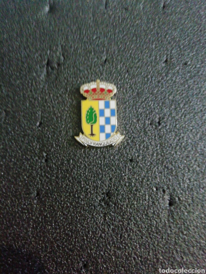 Collection pins: Pin her&aacute;ldico PINOFRANQUEADO (C&aacute;ceres)