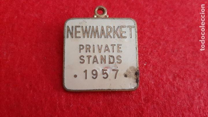 Pins e Spille di collezione: PIN COLGANTE PUBLICIDAD NEWMARKET PRIVATE STANDS 1957 ORIGINAL , C5