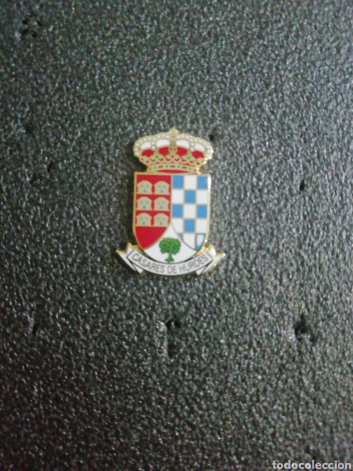 Pins e Spille di collezione: Pin her&aacute;ldico CASARES DE HURDES (C&aacute;ceres)