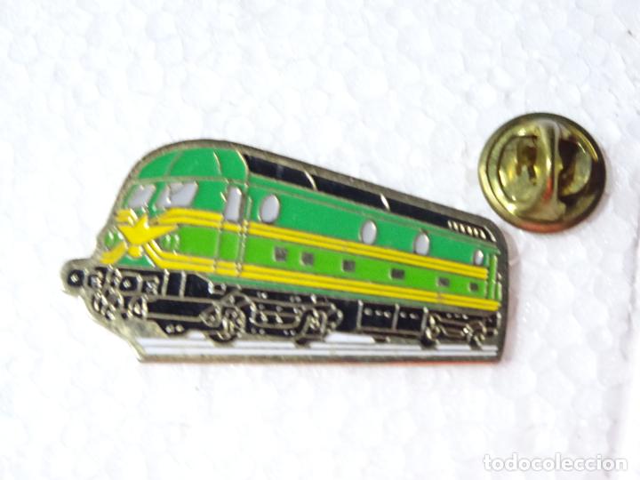 Pin's de collection: PIN DE TRENES FERROCARRILES. FRANCIA SUIZA. LOCOMOTORA VERDE AMARILLA