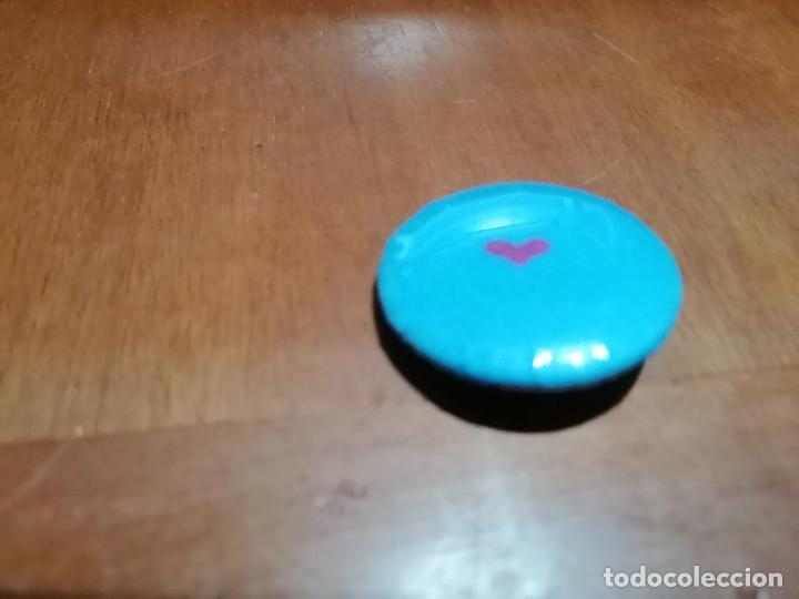 Pins de colecci&oacute;n: CHAPA. PIN. AZUL CON CORAZ&Oacute;N ROJO. 0,31 MM. PARTE DE ATR&Aacute;S MET&Aacute;LICA. SIN USO. BUEN ESTADO. DIFICIL