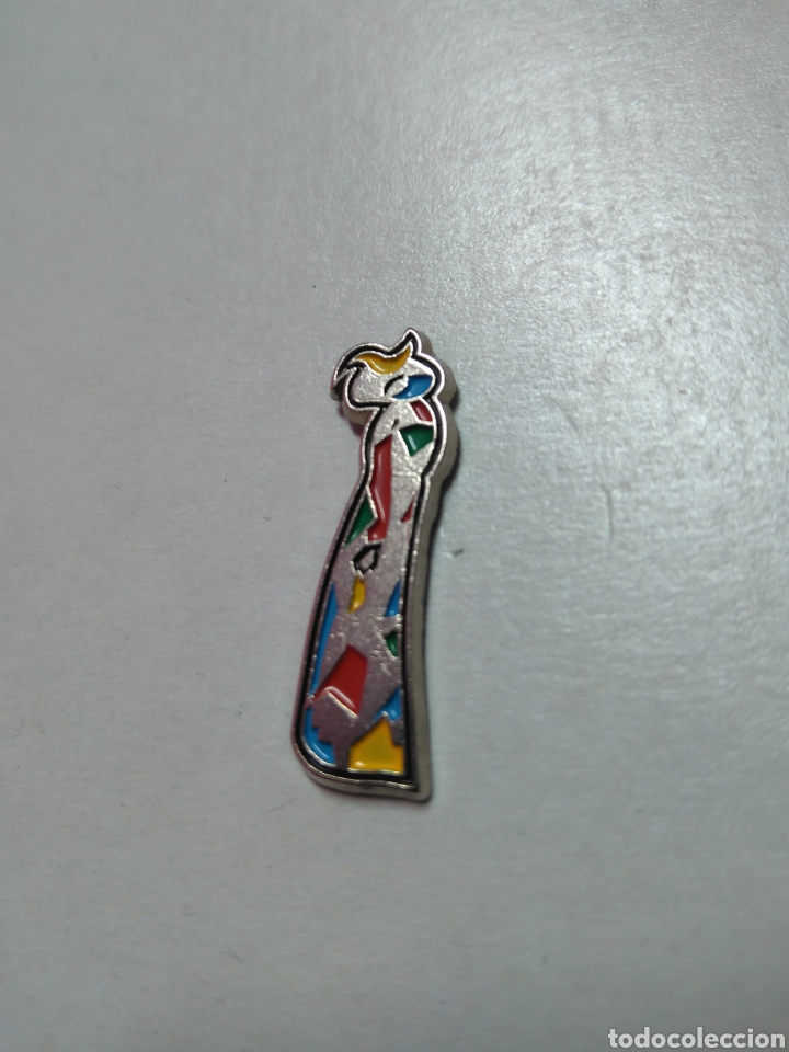 Pins de colecci&oacute;n: PIN PIN DE LA MUJER DEL P&Aacute;JARO DE JOAN MIR&Oacute;.
