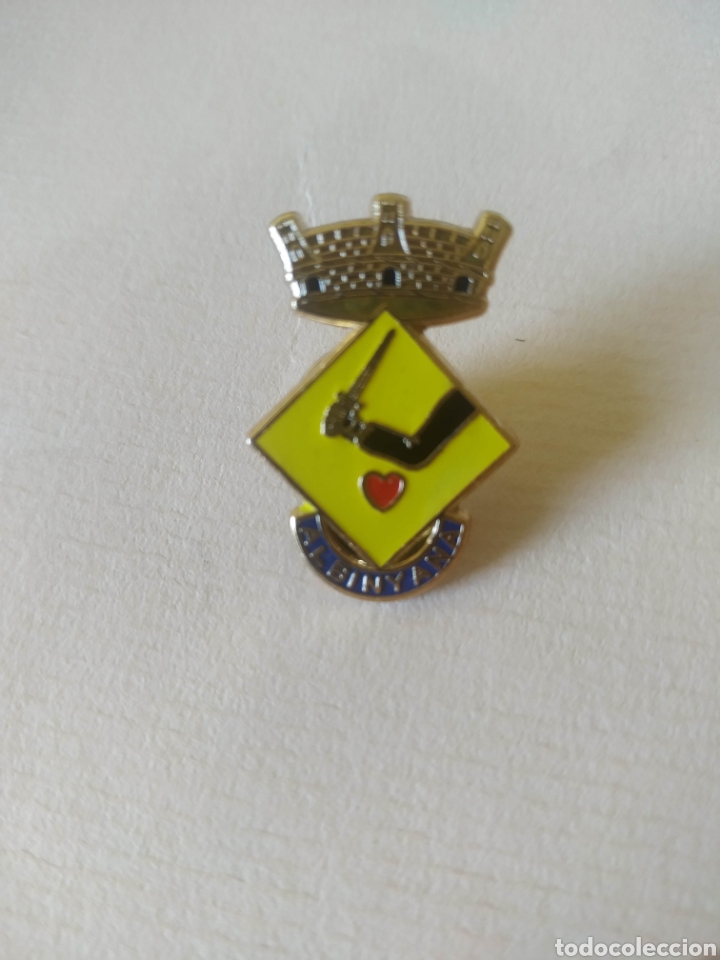 Sammlung von Pins: Pin escud&oacute; her&aacute;ldico poblacion municipio Albinyana Tarragona