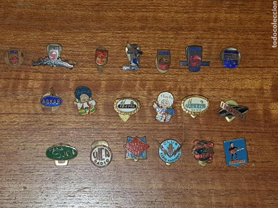Pins de colecci&oacute;n: 19 antiguos pins de radios - Foto 1
