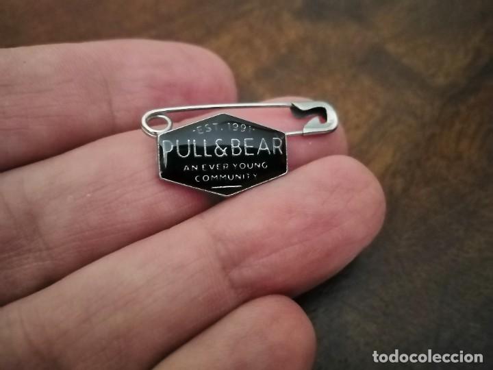 Pins de colecci&oacute;n: Alfiler insignia de Pull & Bear. Marca de ropa. - Foto 1