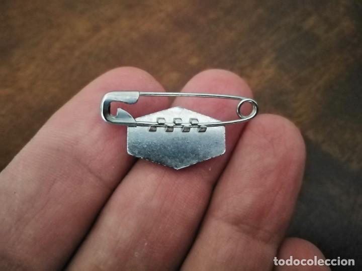 Pins de colecci&oacute;n: Alfiler insignia de Pull & Bear. Marca de ropa. - Foto 2