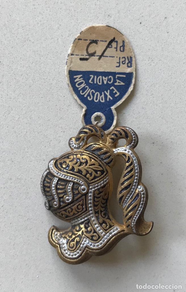 Pins de colecci&oacute;n: Insignia de Armadura - Damasquinado - Con la antigua etiqueta del comercio La Exposici&oacute;n (C&aacute;diz)