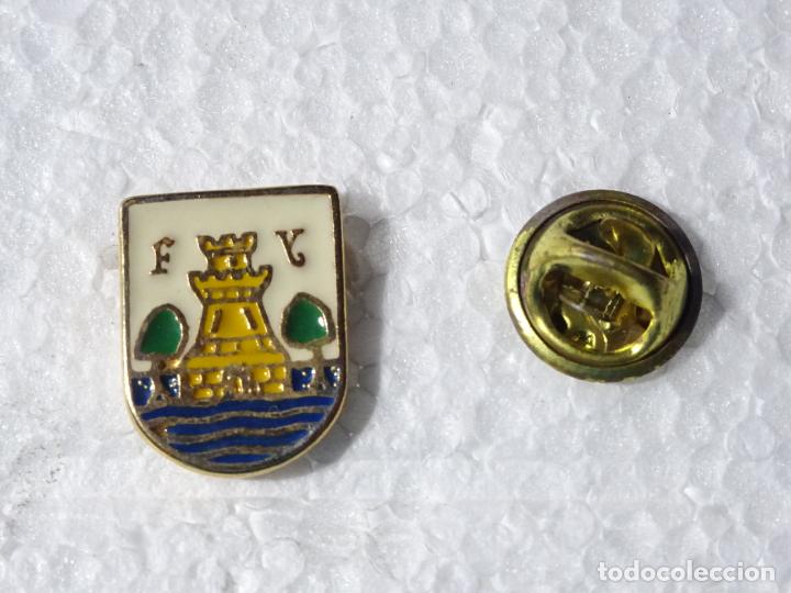 Pins de colecci&oacute;n: PIN DE TURISMO HER&Aacute;LDICA. ESCUDO HER&Aacute;LDICO DE BENALM&Aacute;DENA, M&Aacute;LAGA