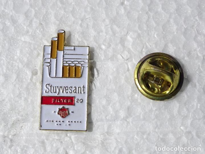 Pins e Spille di collezione: PIN DE TABACO. CAJETILLA DE CIGARROS STUYVESANT