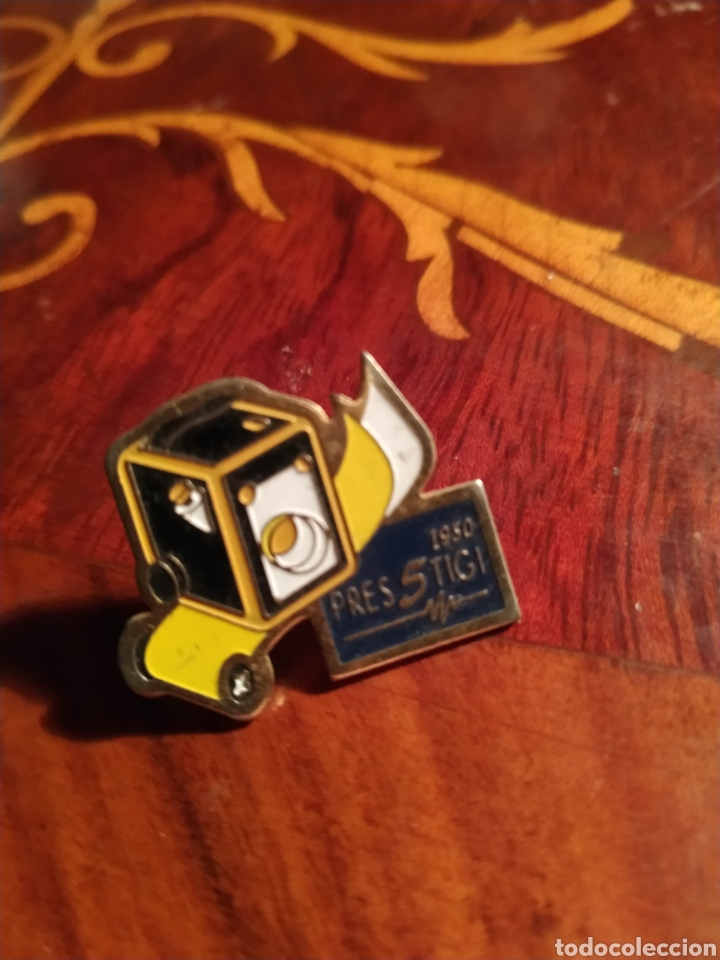 Pins de colecci&oacute;n: PIN c&aacute;mara de fotos antigua con publicidad Prestigi 1960