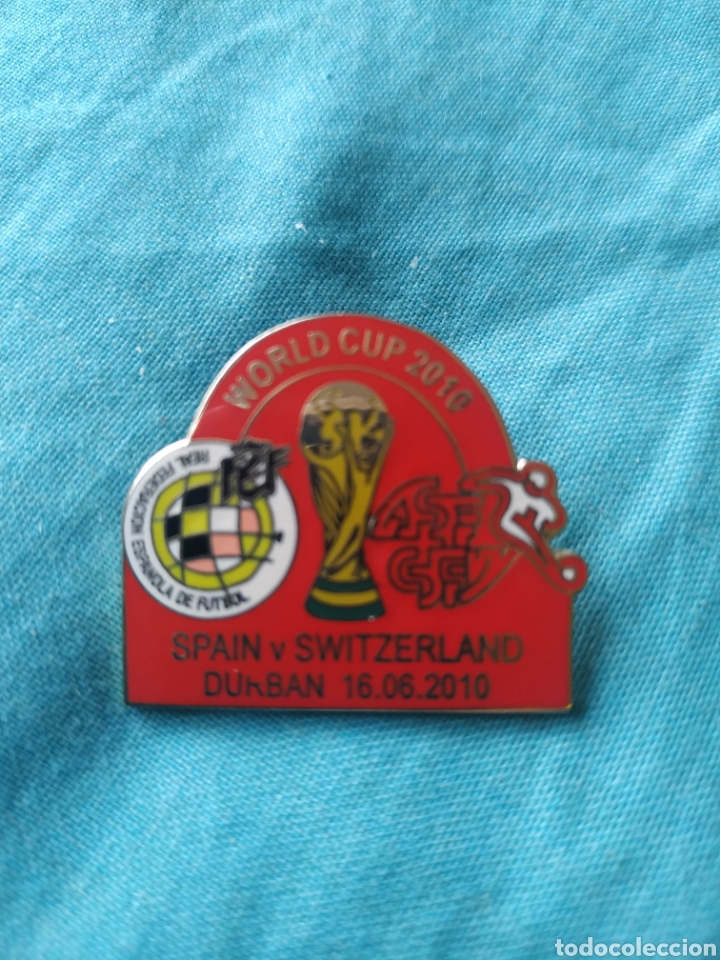 Pins de colecci&oacute;n: Pin badge Mundial Sudafrica 2010 World Cup Espa&ntilde;a vs Suiza Switzerland