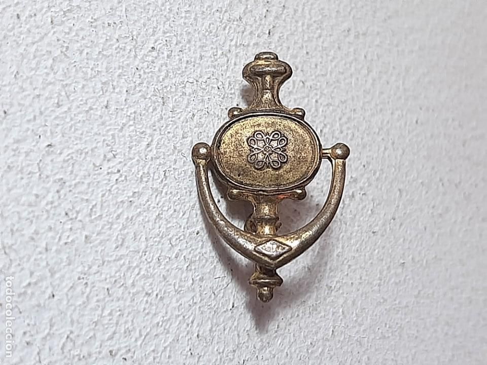Pins de colecci&oacute;n: ANTIGUA PIN - INSIGNIA BROCHE DE PRODUCTOS COSMETICOS AVON - AVON LLAMA A TU PUERTA A&Ntilde;OS 70