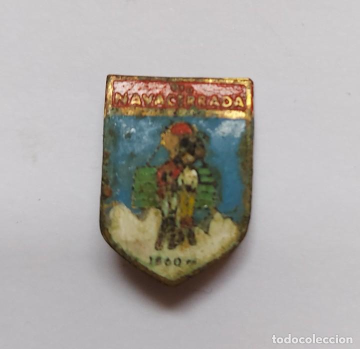 Pins de colecci&oacute;n: ANTIGUO PIN INSIGNIA DE ESQUI SKI - NAVACERRADA - 1860 M - EL DIBUJO ESTA UN POCO ESTROPEADO Y NO SE