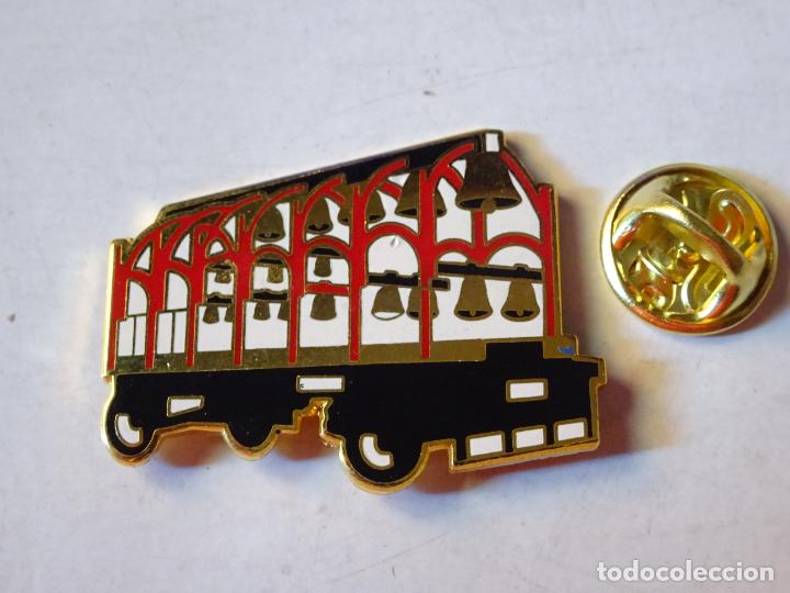 Sammlung von Pins: PIN DE TRENES FERROCARRILES REMOLQUE DE CAMI&Oacute;N CARGADO DE CAMPANAS