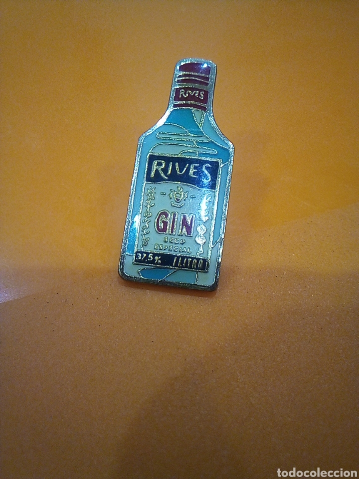 Pins de colecci&oacute;n: BEBIDAS PUBLICIDAD GINEBRA GIN RIVES VARIEDAD AZUL 1985/1990