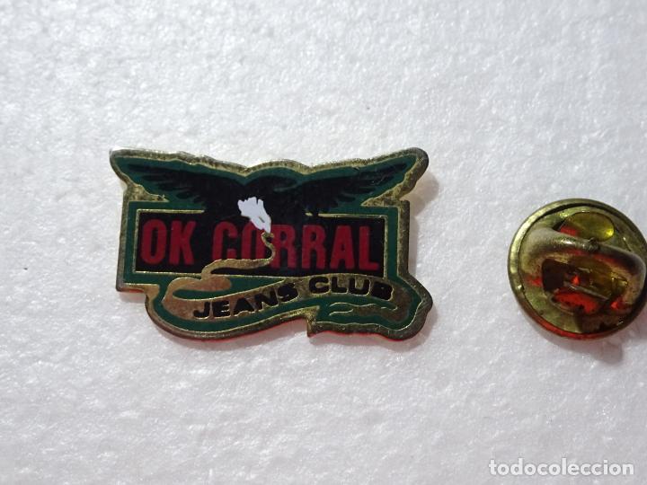 Pins e Spille di collezione: PIN DE MARCAS DE ROPA. JEANS VAQUEROS. OK CORRAL