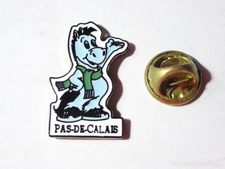 Sammlung von Pins: PIN DE TURISMO. PASO DE CALAIS, FRANCIA. BURRITO