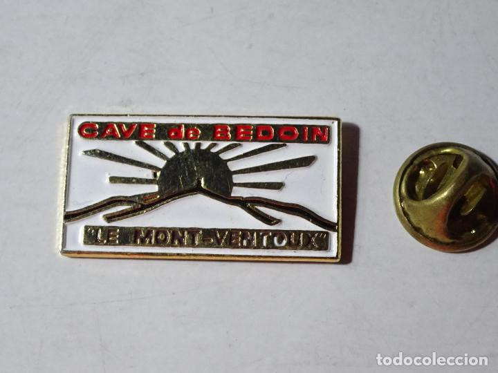 Pins e Spille di collezione: PIN DE TURISMO. CAVE DE BEDOIN LE MONT VENTOUX. FRANCIA. BEBIDAS CAVA?
