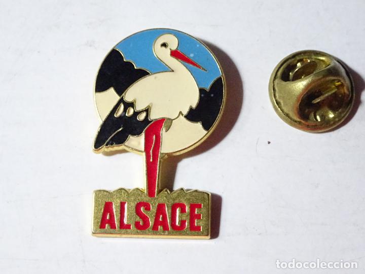 Pin's de collection: PIN DE TURISMO. ALSACIA, FRANCIA. CIG&Uuml;E&Ntilde;A