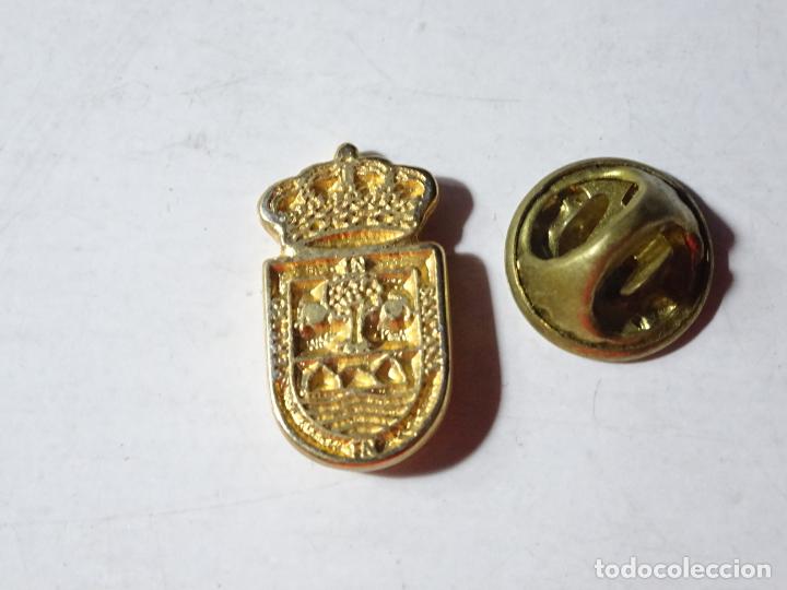 Sammlung von Pins: PIN DE TURISMO HER&Aacute;LDICA. ESCUDO HER&Aacute;LDICO DE PERIANA, M&Aacute;LAGA