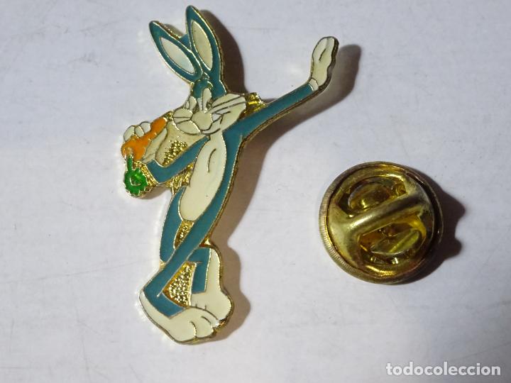Pins de colecci&oacute;n: PIN INFANTIL DIBUJOS ANIMADOS. BUGS BUNNY COMIENDO ZANAHORIA