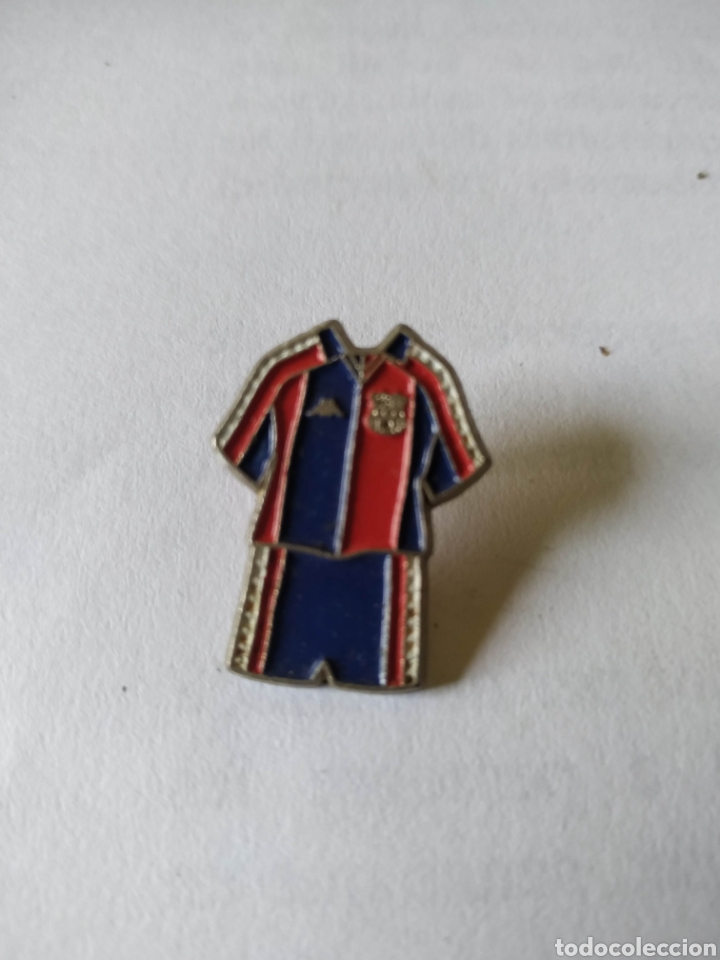 Pins de colecci&oacute;n: PIN FC Barcelona Bar&ccedil;a equipaci&oacute;n Kappa camiseta