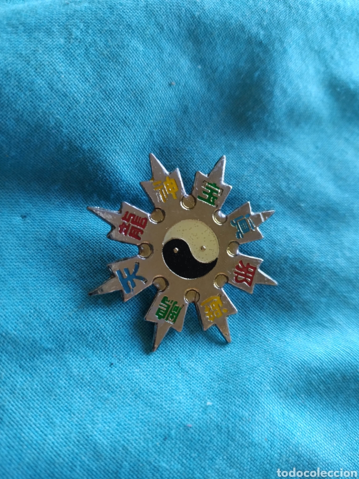 Collection pins: PIN estrella ninja con s&iacute;mbolo del yin yang con letras y escritura china