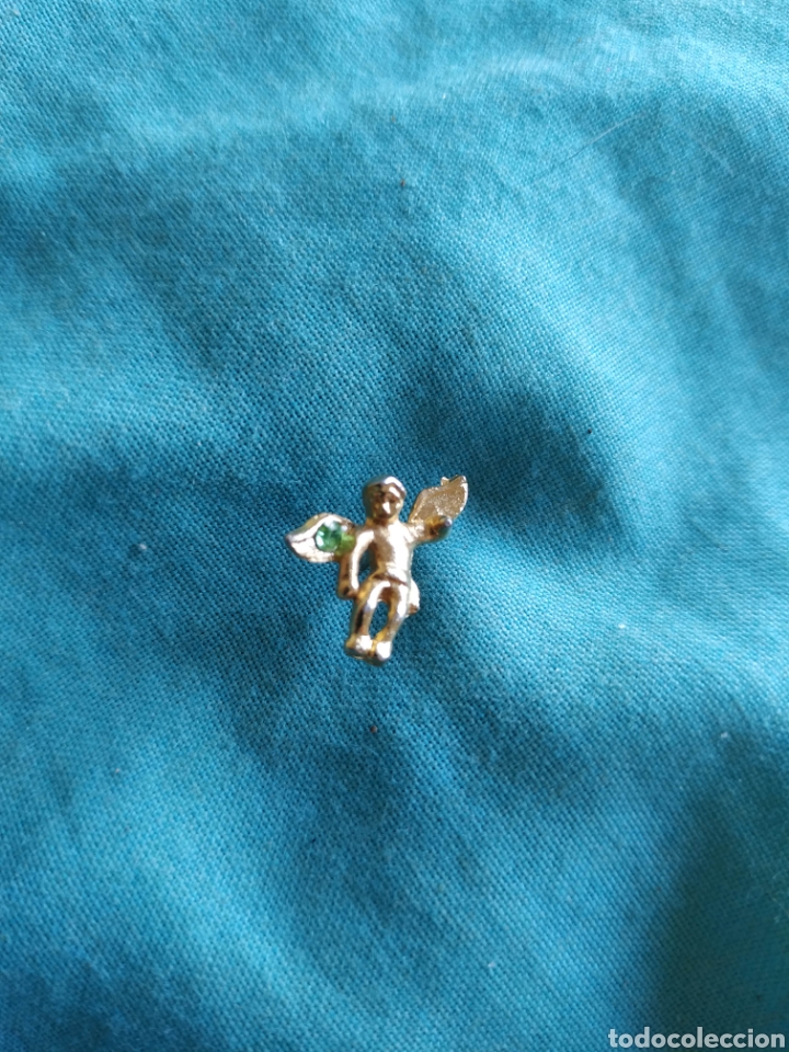Collection pins: Pin &aacute;ngel peque&ntilde;o dorado con un brillantito de fantas&iacute;a